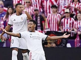 EL JUGADOR inglés se queja de una falta que recibió, ayer