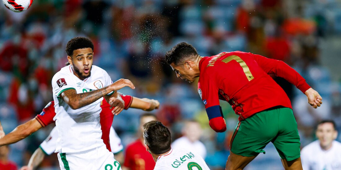 Cristiano, al momento exacto de hacer uno de sus dos goles, ayer, ante Irlanda.