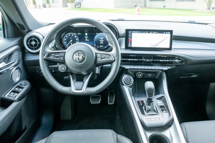 Al centro del tablero hay una pantalla táctil de 10.3 pulgadas.