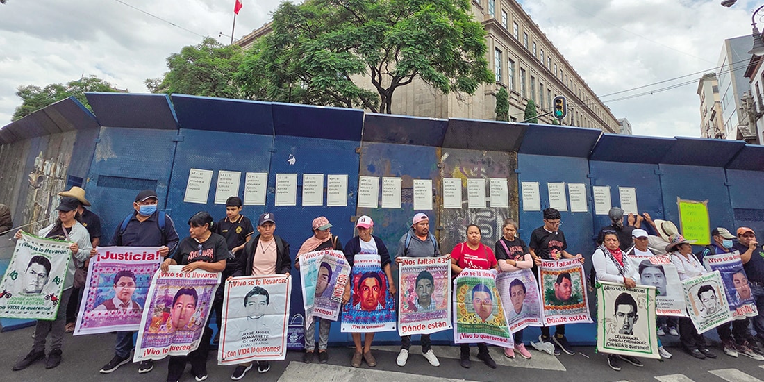 Familiares y alumnos de escuelas normalistas se manifiestan en la SCJN, ayer, durante la jornada de protestas.