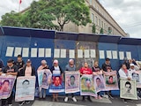 Familiares y alumnos de escuelas normalistas se manifiestan en la SCJN, ayer, durante la jornada de protestas.