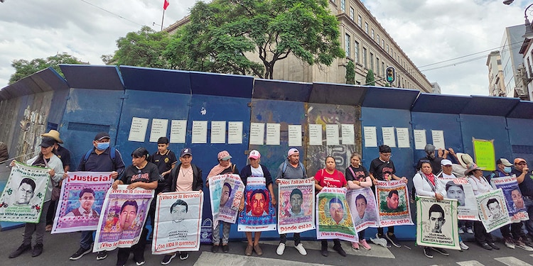 Familiares y alumnos de escuelas normalistas se manifiestan en la SCJN, ayer, durante la jornada de protestas.