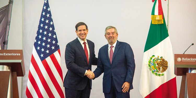 El secretario Marco Rubio (izq.) estrecha la mano al canciller De la Fuente, ayer.