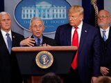 El doctor Anthony Fauci, director de los Institutos Nacionales de Salud de EEUU, habla con periodistas, mientras lo escuchan el presidente Donald Trump y el vicepresidente Mike Pence, en la sala de prensa de la Casa Blanca.