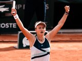 Barbora Krejcikova festeja su triunfo sobre la rusa Anastasia Pavlyuchenkova en Roland Garros