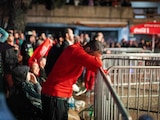 Un aficionado de Marruecos se lamenta tras el partido ante Francia en el Mundial Qatar 2022.
