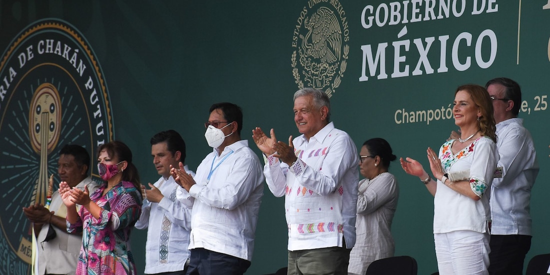 El mandatario con el presidente de Bolivia, Luis Arce (izq.), ayer.