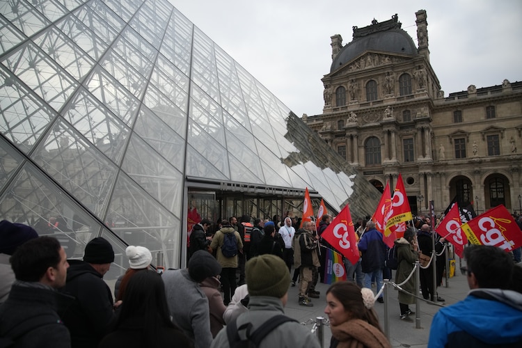 Trabajadores del Museo del Louvre se manifiestan