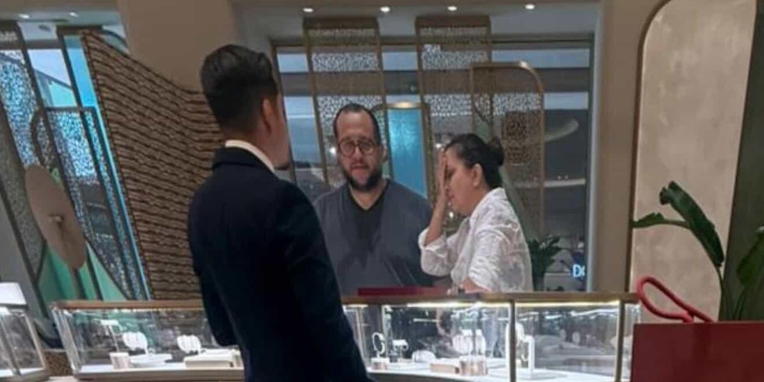 José Ramón López Beltrán y su esposa, captados en una tienda de Cartier.