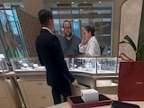 José Ramón López Beltrán y su esposa, captados en una tienda de Cartier.