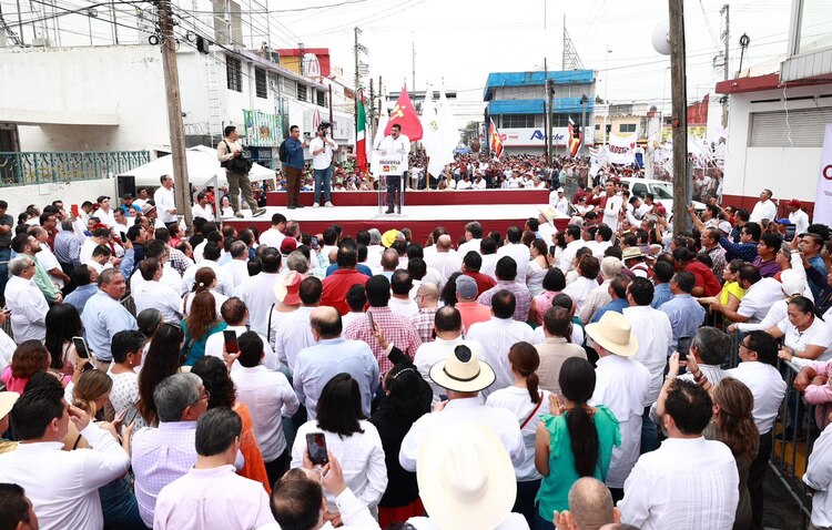 Simpatizantes esperaron al candidato para celebrar con él.