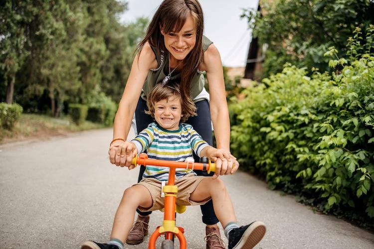 Especialistas recomiendan momentos de juego que fomentan la curiosidad y el desarrollo cognitivo de los niños.
