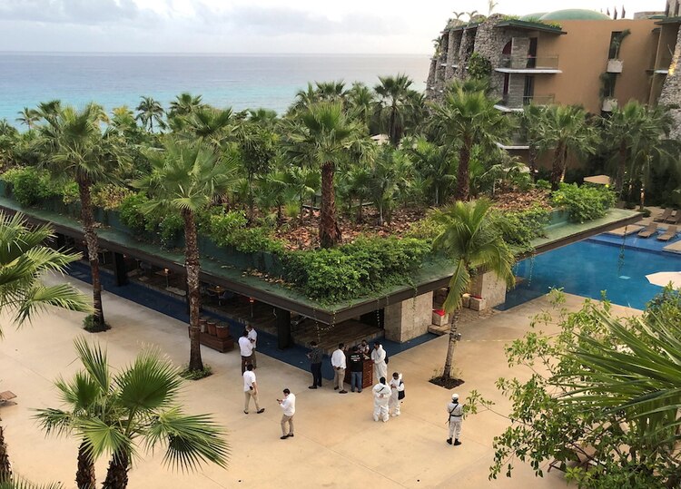 Peritos de la Fiscalía estatal y elementos de la Guardia Nacional laboran tras la balacera registrada en el Hotel Xcaret, el pasado 21 de enero, el cual dejó 2 ciudadanos canadienses muertos y uno más, herido.