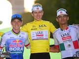 La bandera de México resalta en el maillot de Isaac del Toro durante el podio del Tour de France 2026.