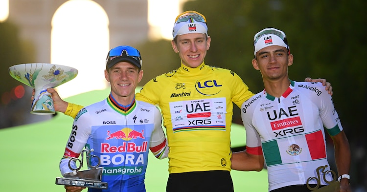 La bandera de México resalta en el maillot de Isaac del Toro durante el podio del Tour de France 2026.