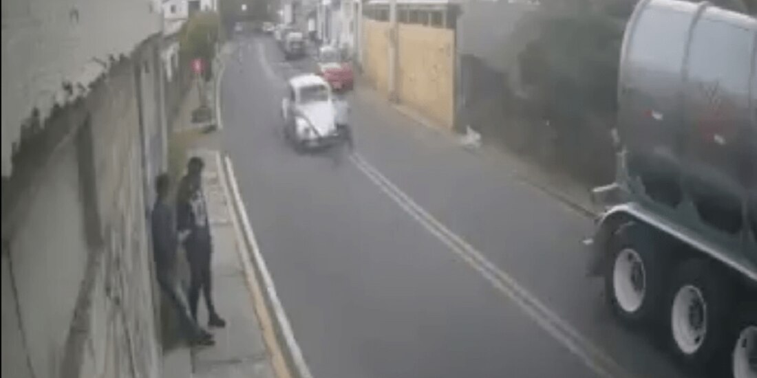 El niño cayó sobre el pavimento.