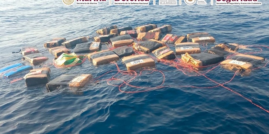 Aseguran más de dos toneladas de droga en Golfo de Tehuantepec.