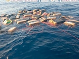 Aseguran más de dos toneladas de droga en Golfo de Tehuantepec.