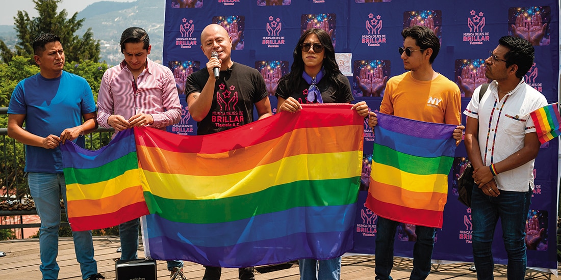 Colectivos LGBTIQ, al manifestarse en Los Héroes Tlaxcala para conmemorar el Día Internacional contra la Homofobia, la Transfobia y la Bifobia, ayer.