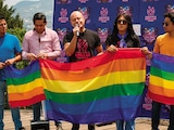 Colectivos LGBTIQ, al manifestarse en Los Héroes Tlaxcala para conmemorar el Día Internacional contra la Homofobia, la Transfobia y la Bifobia, ayer.