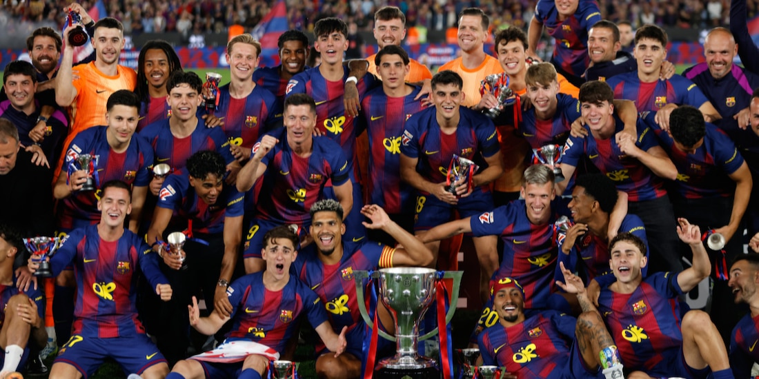 Jugadores del Barcelona festejan su coronación en LaLiga a costa del Real Madrid.