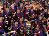 Jugadores del Barcelona festejan su coronación en LaLiga a costa del Real Madrid.