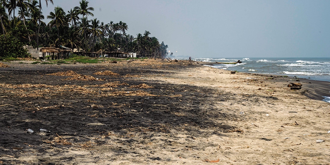 Acumulación de sedimento oscuro en las playas aledañas a Dos Bocas, Tabasco, el 19 de abril.