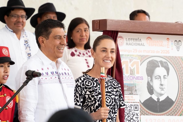 Gobernador Salomón Jara y Presidenta Claudia Sheinbaum develaron un billete conmemorativo de la Lotería Nacional.
