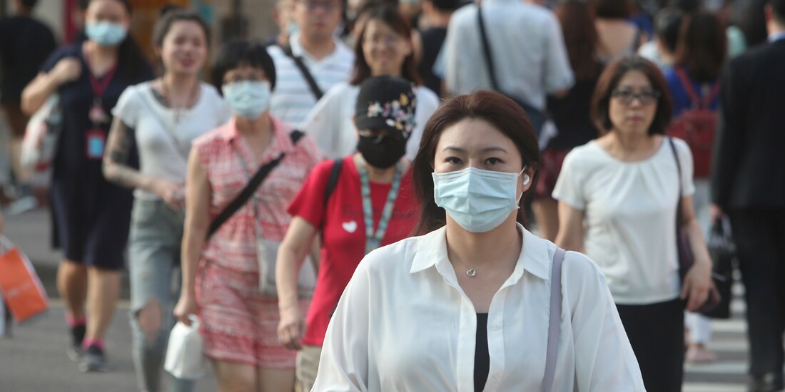Peatones con cubrebocas por calles de Taiwán, China, el 19 de junio de 2020.