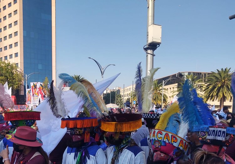 Mientras las miles de personas se dirigen hacia el Zócalo capitalino para escuchar al Presidente, mariachis tocan música para hacer más alegre el trayecto