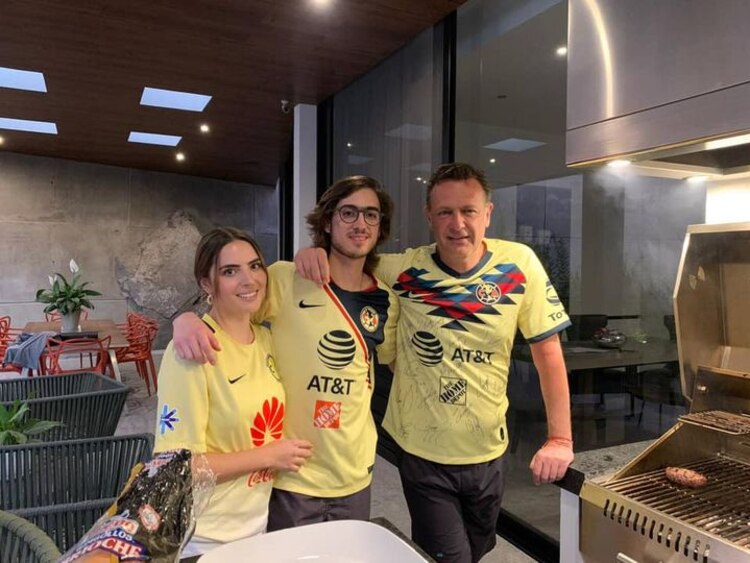 Mauricio Kuri, candidato del PAN, tuvo un domingo futbolero. No le fue mal al aficionado azulcrema.