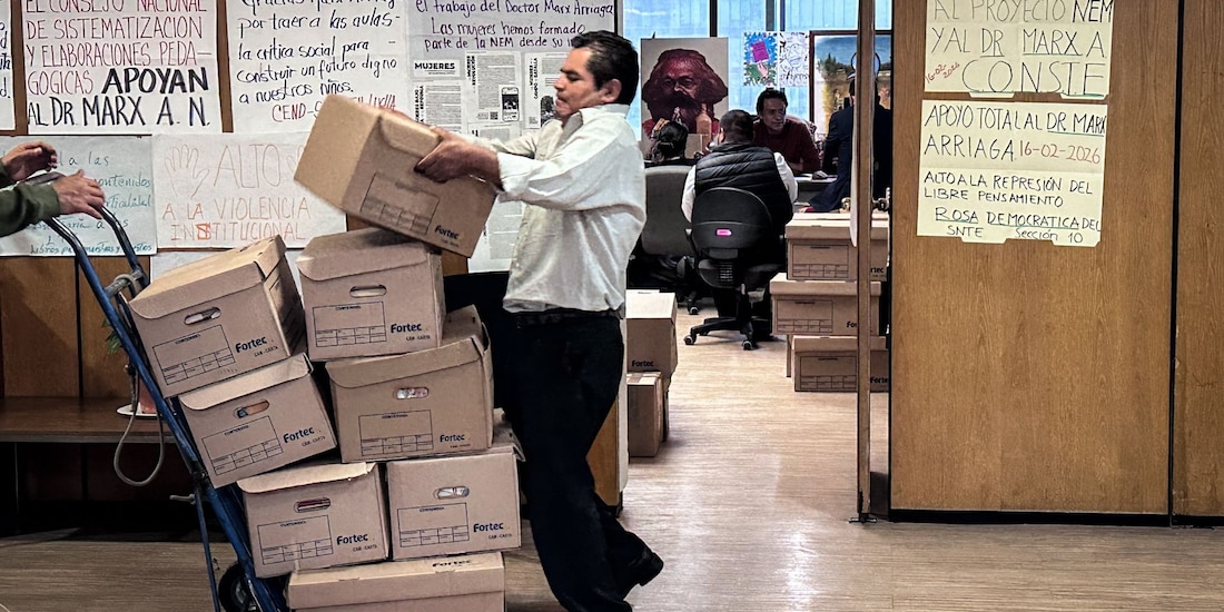 Comienzan a sacar cajas de oficina de la SEP en la que Marx Arriaga permaneció tres días.