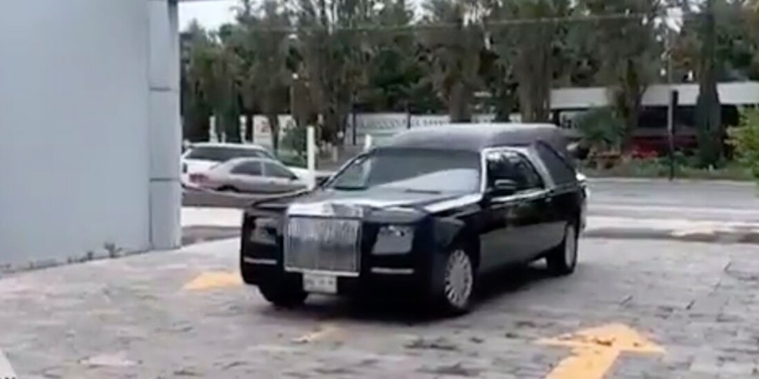 Vehículo donde transportaron los restos del exmagistrado.