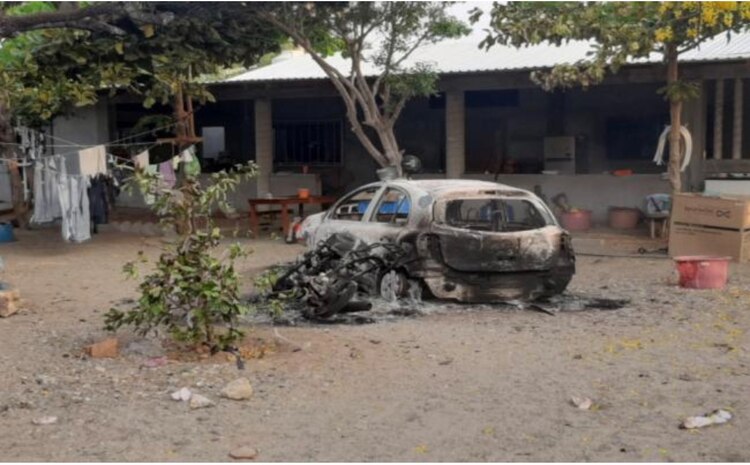 Luego del multihomicidio de 15 personas en la localidad, el pasado fin de semana, habitantes de Huazantlán del Río pusieron barricadas con rocas, troncos y llantas y hasta quemaron automóviles para evitar el acceso de personas que pudieran haber participado en ese crimen.