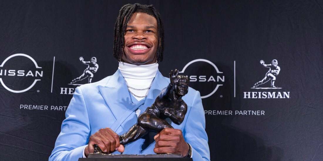 Travis Hunter posa con el Trofeo Heisman 2024.