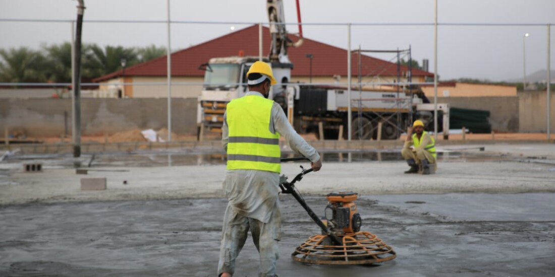 Un hombre realiza labores de construcción