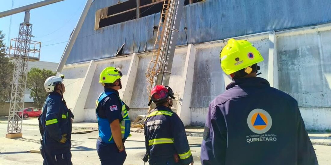 Elementos de PC de Querétaro afuera de la nave siniestrada, ayer.