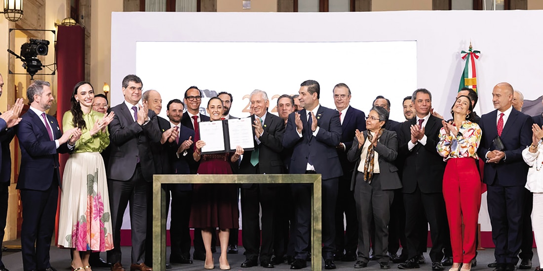 LA PRESIDENTA, ayer, en la firma del acuerdo