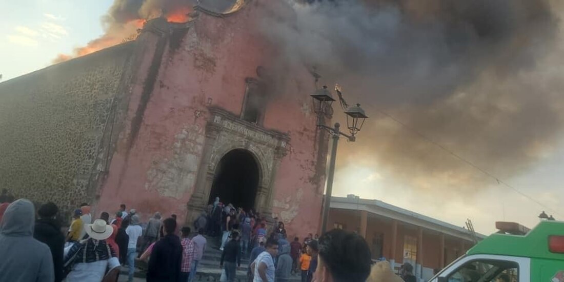 Un incendio consumió gran parte de la iglesia de Santiago Apóstol, en Nurio, municipio de Paracho, Michoacán.