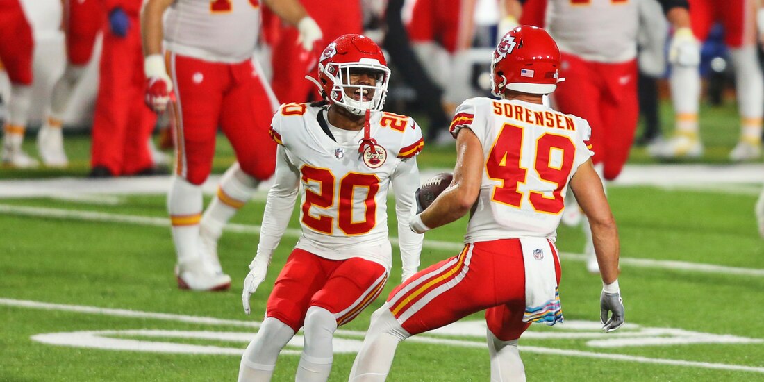 Daniel Sorensen celebra su touchdown Antonio Hamilton en el triunfo de Chiefs sobre Bills en la Semana 6 de la NFL.