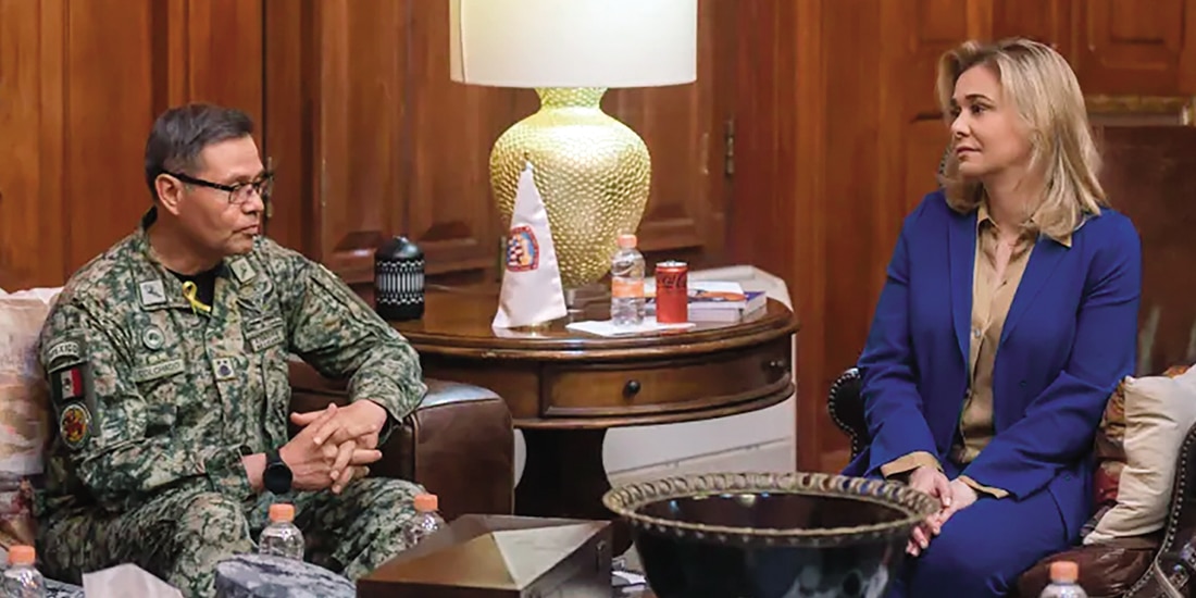 La gobernadora Maru Campos y el comandante de la XI Región Militar, Fernando Colchado, ayer.