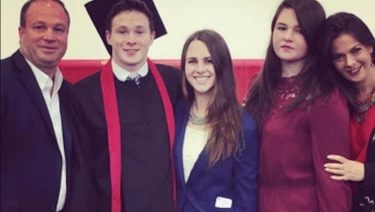 Jack Derzavich y Alix Bauer con sus hijos