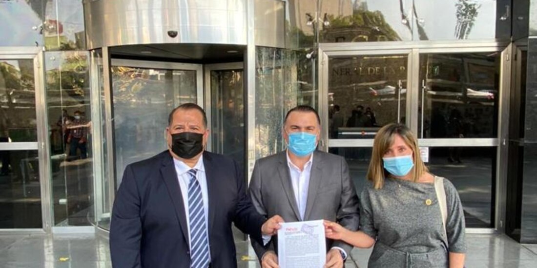 Los legisladores federales Óscar Almaraz Smer, Gerardo Peña Flores y Rosa María Azcárraga López, presentaron la denuncia en las oficinas de la FGR.