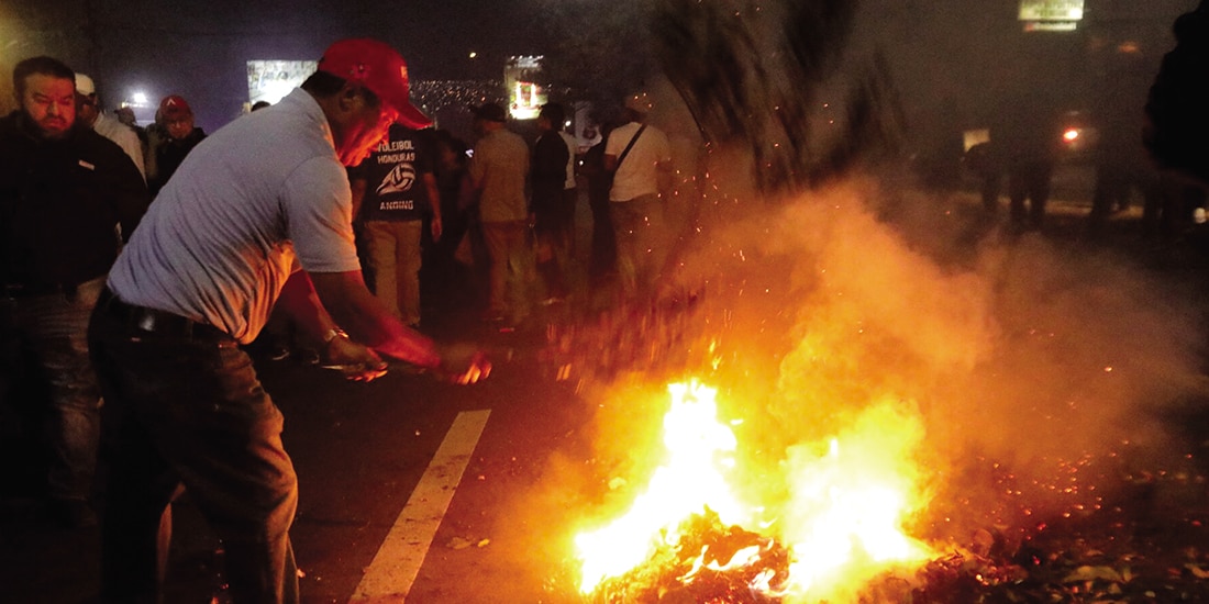 Simpatizantes del gobierno queman hojas durante una protesta, ayer.