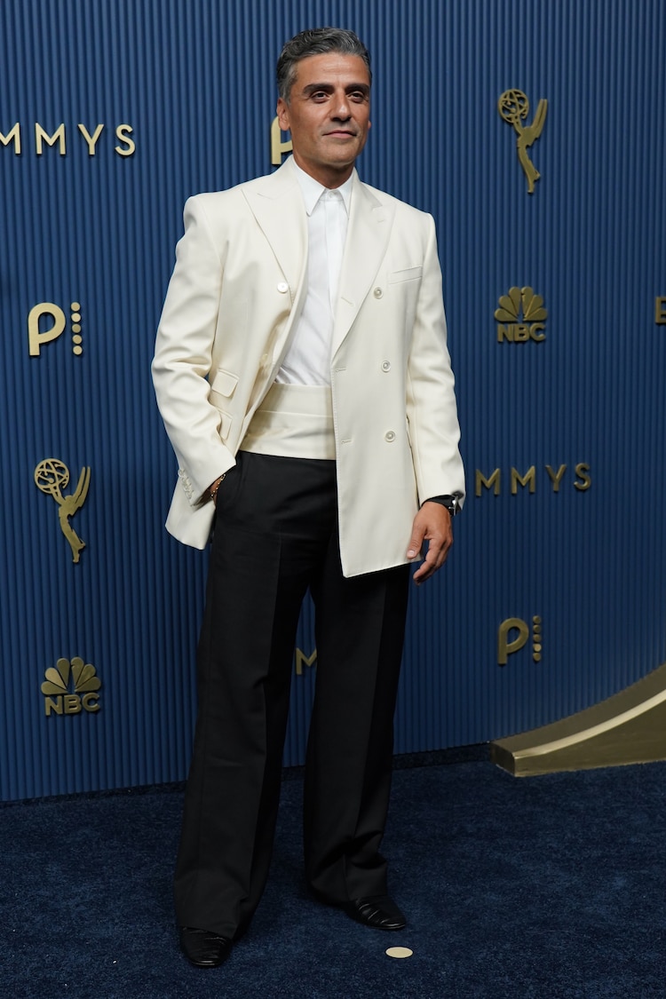 Oscar Isaac en la alfombra roja de los Premios Emmy 2026