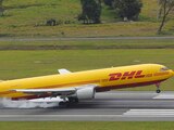 Un avión de DHL aterriza en el Aeropuerto de Bogotá con las dosis de Covax, ayer.