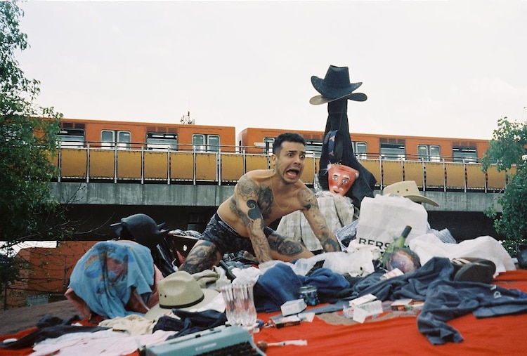 En la punta de la lengua y Ejercicio de montaje en espacio expositivo II: Contenciones y exilios: anatomías del refugio. Exposición.