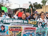Aspecto de una marcha de trabajadores del IMSS.