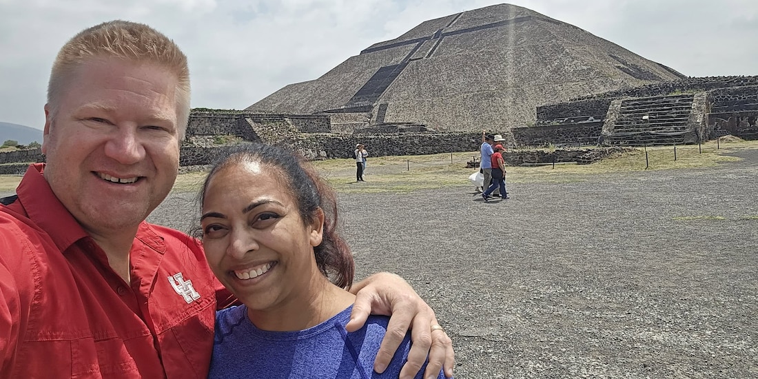 Andy Roseborrough y su esposa, Dr. Jyothi Lagisetty