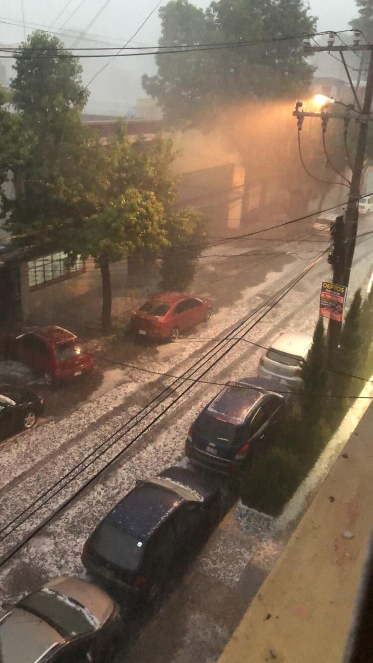 La calle de Castilla en la colonia Alamos se llenó con granizo. 